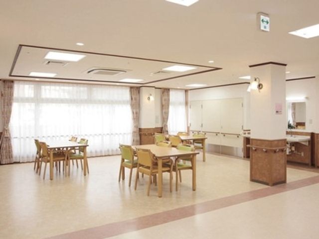 広々とした共有スペース 談話コーナー 広々としたダイニングで、明るい日の光が射し込む快適な食事場です。ゆったりとした時間を過ごしながらコミュニケーションも楽しめます。