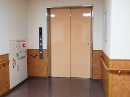 清潔感のあるエレベーター前