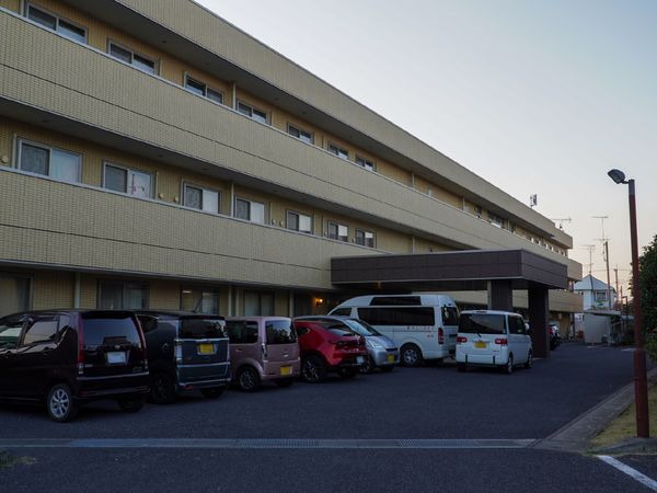 多階層の建物と駐車場