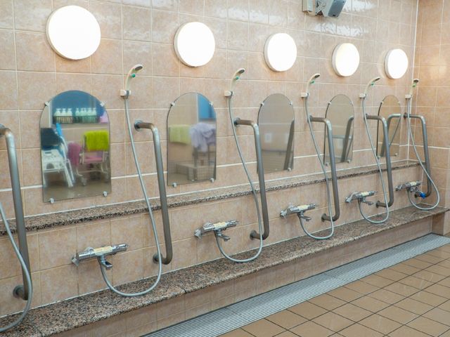清潔感のあるシャワー室 浴室 明り取りの窓があり、清潔で広々としたシャワー室です。安全手すりも完備しています。