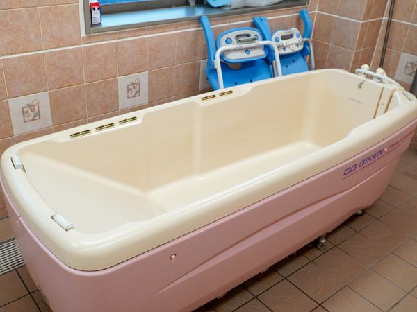 介護用浴槽とリフト装置