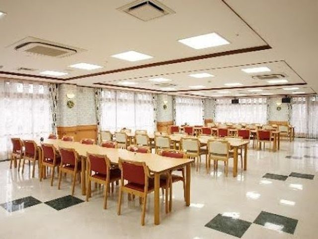 明るい食堂 食堂   窓から光が入る、ゆったりとした食堂です。テーブル間に余裕があり、落ち着いて食事しやすそうです。