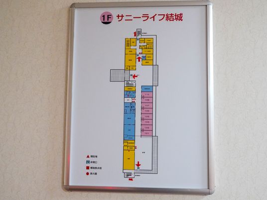 案内図が掲示された壁面