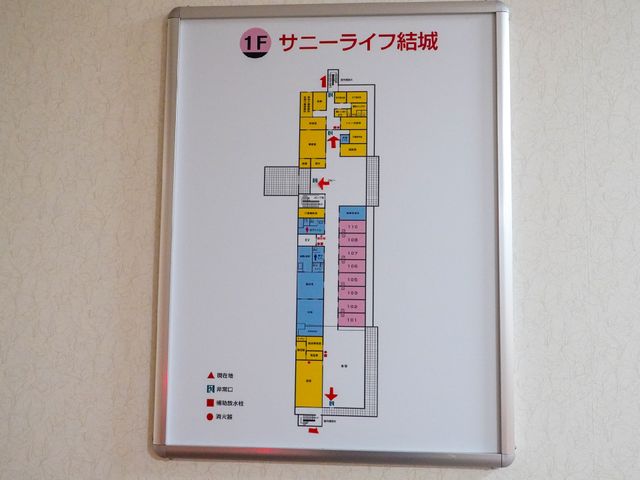 案内図が掲示された壁面 展示物 清潔感ある壁に、配置図面が整然と掲示されています。ケアを行う環境の概要がすぐに把握できます。