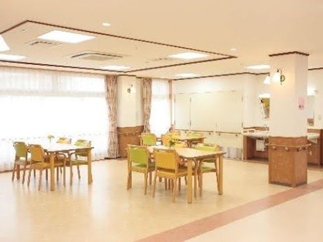 明るい食堂の室内 食堂   大きな窓から光が入る、明るく開放的な食堂です。テーブル席がゆったり配置され、落ち着いて過ごしやすそうです。