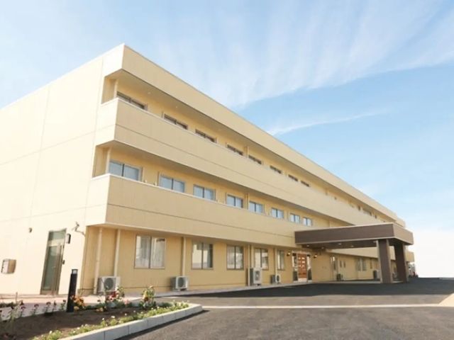 明るい外観 外観   やわらかな色合いの建物で、空の広がりが感じられる外観です。車寄せもあり、来訪時の動線がわかりやすい印象です。