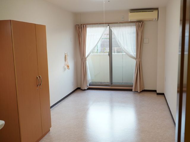空き部屋の明るい居室 居室 床が清潔感のあふれる居室、外の光が心地よいです。空間を自分好みに彩る余地があります。