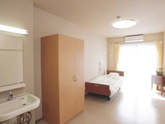 明るい居室の一角