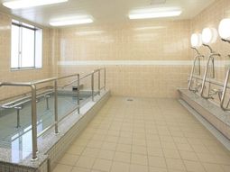 広々とした明るい浴室