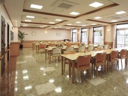 広々とした明るい食堂