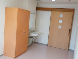 清潔な洗面台と扉