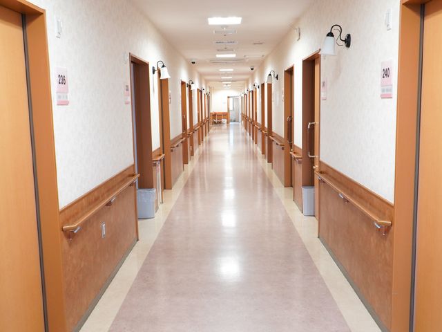 明るく清潔な廊下
