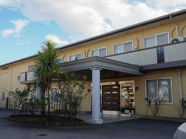 黄色い壁の建物エントランス