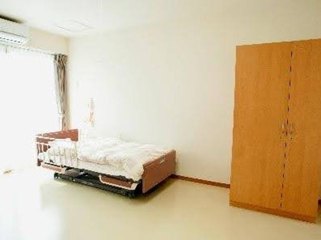 明るい居室のベッドと収納  