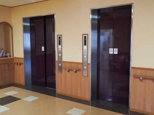 施設のエレベーター