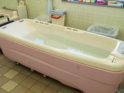 ピンクの清潔な浴槽