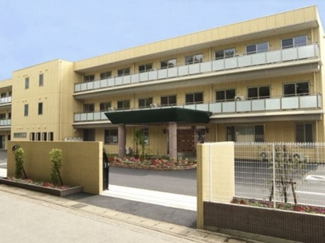 清潔な建物の外観 施設外観 ゆとりのあるエントランスが迎える、開放的で温かみのある建物です。こちらでお待ちしておりますので、ぜひ一度足を運んでください。