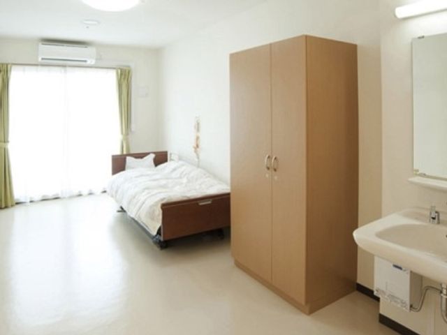 清潔な居室空間 居室 広々とした明るい空間の居室です。快適な生活空間を提供しており、プライバシーもしっかり守られます。