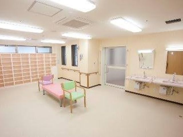 明るい多目的室 多目的室   自然光が入る明るい空間に、ベンチや洗面台が整っています。利用者の動線を確保しやすい広さです。