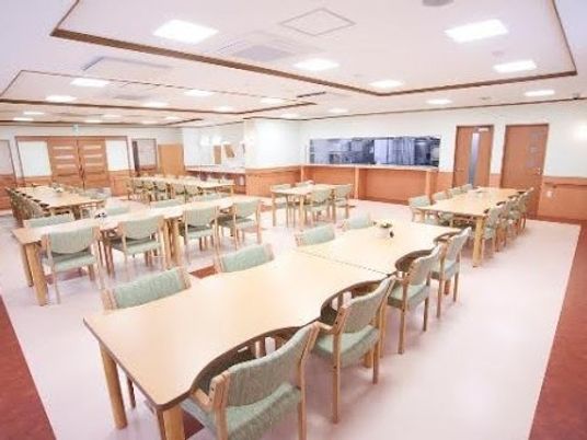 明るい食堂の広い空間  