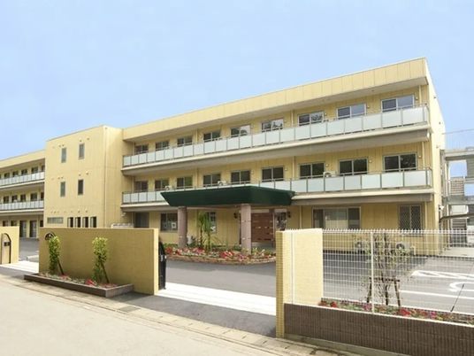 明るい外観の建物前  