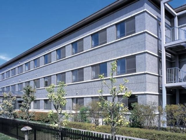 清潔感のある外観 施設外観 ゆとりを感じさせる緑豊かな環境に建つ建物です。新しい職場として、明るい未来を描きやすいでしょう。