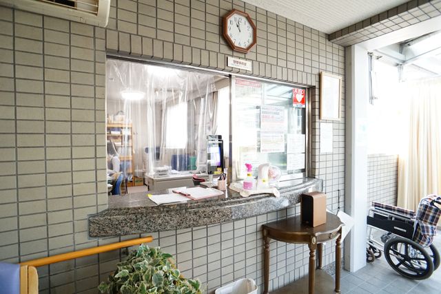 受付カウンターのイメージ 受付 受付には必要な物が整い、清潔感のある明るい空間です。スムーズな対応が期待できそうです。