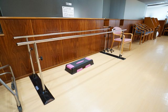機能訓練器具が整った室内 共有スペース 手すりや平行棒による歩行訓練スペースを完備しており、明るく広い空間で快適です。