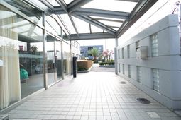 ガラス張りのエントランス