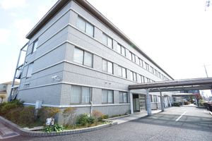 明るい建物の外観