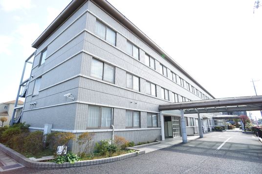 明るい建物の外観