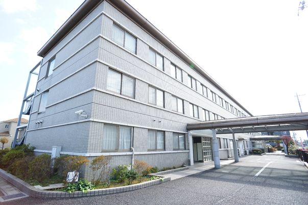 明るい建物の外観