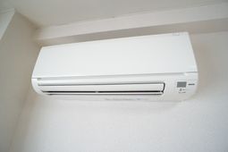 白い壁に取り付けられたエアコン
