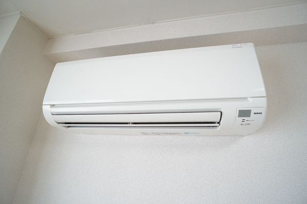 白い壁に取り付けられたエアコン