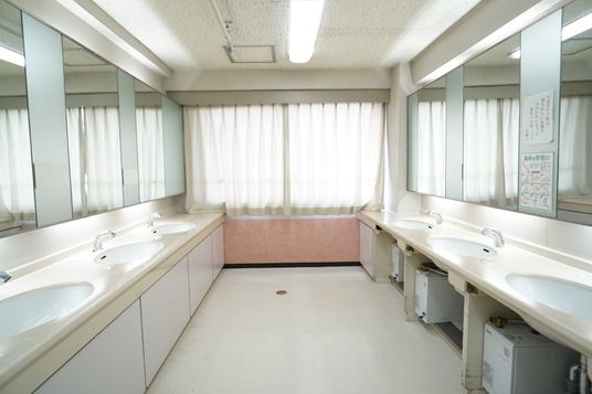 清潔な洗面台と鏡
