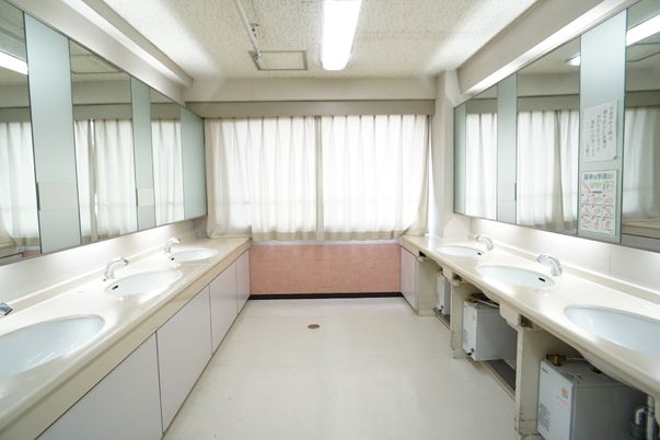 清潔な洗面台と鏡