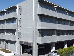 灰色の建物の外観