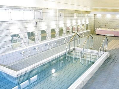 明るい浴場の内観