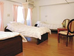 明るい居室の様子