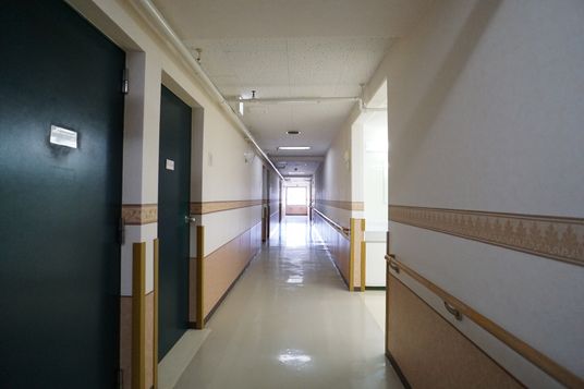 明るい廊下と扉