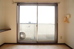 明るい空間の洋室