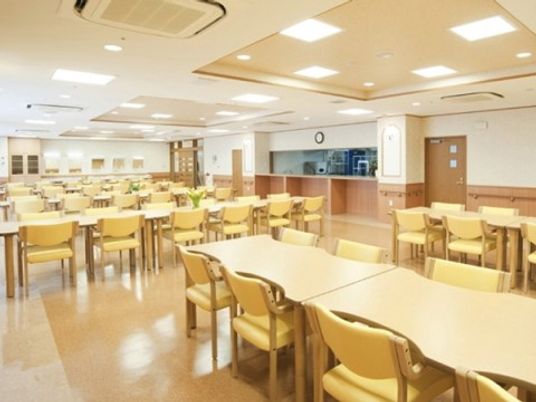 広々とした明るい食堂
