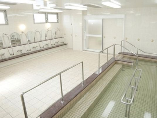 広々とした清潔な浴室