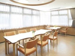 明るい食堂の一角