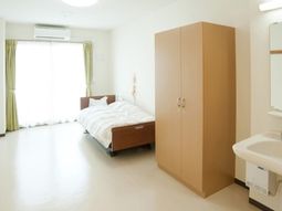 明るく広々とした居室