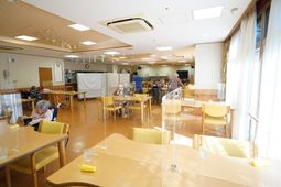 ダイニングでくつろぐ人々