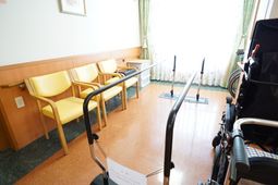 明るい待合スペース