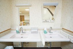 清潔な洗面台と鏡