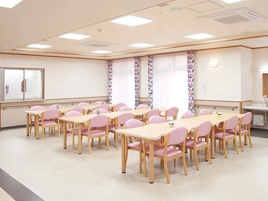 明るい食堂の室内  