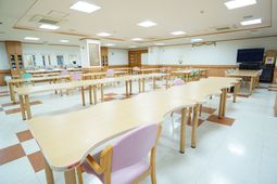 明るい食堂の様子